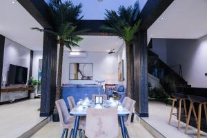 Khu vực ghế ngồi tại The Land Resort