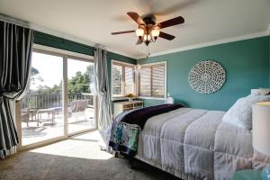 een slaapkamer met een bed, een plafondventilator en een balkon bij A Villa with extraordinary views in Solvang +16 foto's