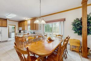 une cuisine et une salle à manger avec une table et des chaises en bois dans l'établissement Paradise on Pinnacle, à Beech Mountain