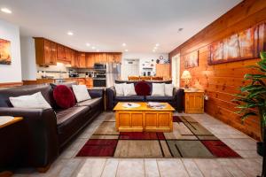 een woonkamer met banken en een tafel bij Adventure Lodge in Gatlinburg