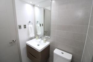 Koupelna v ubytování B002 Departamento con Hermosa Vista a Lago en Puerto Varas + 14 fotografií