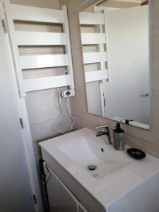 a bathroom with a sink and a mirror at Beach House - Casa de praia, Costa in Almograve