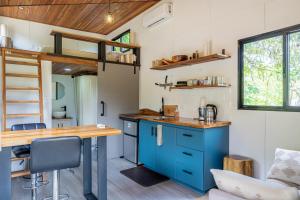 a tiny house with a kitchen and a desk at Casa Morpho in San Luis