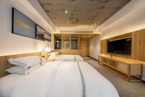 TV/trung tâm giải trí tại 张家界溪涧良舍度假民宿武陵源森林公园店