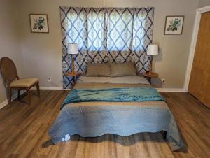 Voodi või voodid majutusasutuse Hot Tub Hideaway Near Ste Genevieve toas