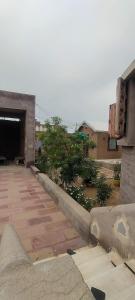 um edifício com um túnel e uma passarela em VVIP GAJBAN Resort em Bikaner