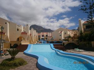 une piscine au milieu d'un complexe hôtelier dans l'établissement Mare Verde - JOY, à Adeje