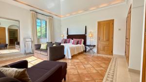a hotel room with a bed and a couch at Belinha - PINHEIROS ALTOS in Ludo