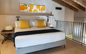 ムンカーダにあるTradere Hotel Boutiqueのベッドルーム(白い大型ベッド、黄色い枕付)
