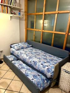 two beds sitting next to each other in a room at Lerici, tra i carruggi e il mare in Lerici +11 photos