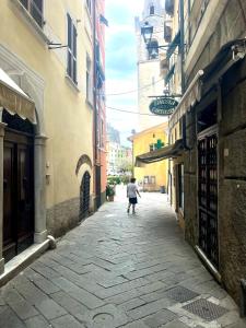 a person walking down a street in an alley at Lerici, tra i carruggi e il mare in Lerici