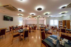 a restaurant with tables and chairs in a room at Eurostars Rey Alfonso X in Ciudad Real +24 photos