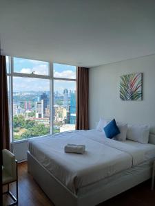 Ένα ή περισσότερα κρεβάτια σε δωμάτιο στο VORTEX KLCC by PRIME SUITES