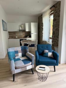 a living room with two chairs and a table at Ca dei Lecci in Tuoro sul Trasimeno
