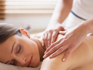 a woman getting a massage from a therapist at Hasseröder Burghotel in Wernigerode