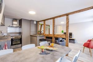 Køkken eller tekøkken på Le Rapp - Historic Center - Bright - 60m 2