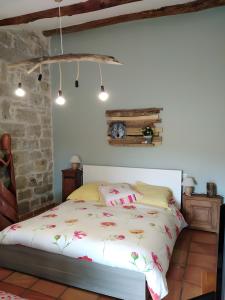 a bedroom with a bed in a room at Chambre La Louve in Berrias Et Casteljau