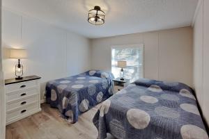 Un dormitorio con dos camas y una ventana. en Island Club #105, en Put-in-Bay