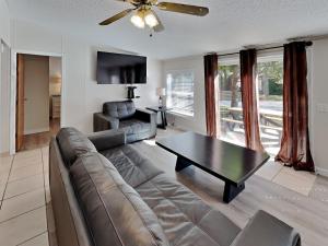 una sala de estar con un sofá y una mesa en Island Club #105, en Put-in-Bay
