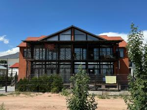 a large brick building with a large window at Red House in Chok-Tal