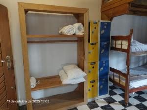 - une chambre avec 2 lits superposés et des serviettes dans l'établissement Pousada e Hostel La Civetta - Maresias, à São Sebastião 23 autres photos
