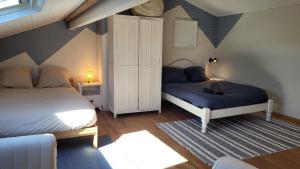 Un dormitorio con dos camas en una habitación. en Mimi Fanguet's House 1696, en Dorres