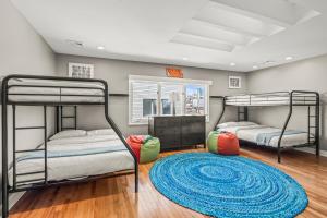 フィラデルフィアにある5 bdrm - Heated Indoor Pool - Elevatorのラグ付きのドミトリールームの二段ベッド2台 +53枚の写真