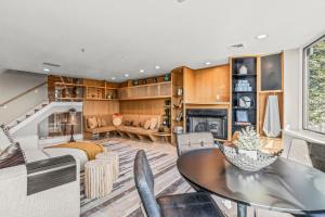 フィラデルフィアにある5 bdrm - Heated Indoor Pool - Elevatorのテーブルとソファのあるリビングルーム