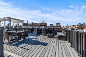 フィラデルフィアにある5 bdrm - Heated Indoor Pool - Elevatorの屋上デッキ(テーブル、椅子付)