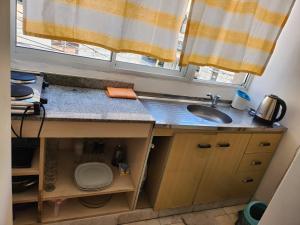 a kitchen counter with a sink and a window at Alma Jujeña in San Salvador de Jujuy