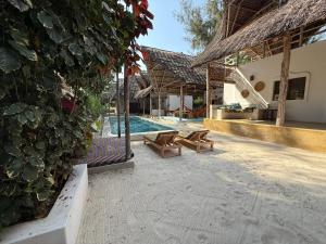Piscina de la sau aproape de Mbili Villas - 2 Villas with outdoor kitchen & pool +8 fotografii
