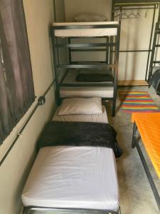 Ένα ή περισσότερα κρεβάτια σε δωμάτιο στο Mambe refugio- Cabaña El Olivo +5 φωτογραφίες