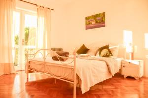 Ένα ή περισσότερα κρεβάτια σε δωμάτιο στο Sablic Apartmani +39 φωτογραφίες