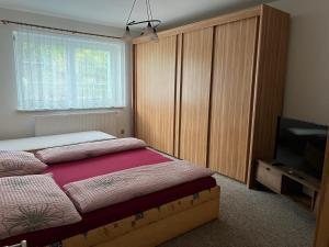 Postel nebo postele na pokoji v ubytování Apartmán se společným bazénem Zlonice
