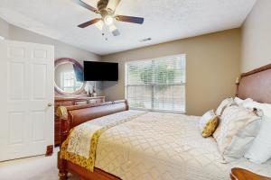 a bedroom with a bed and a ceiling fan at Skinny Bear Lodge in Sevierville +16 photos