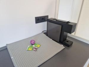 an office with a computer and a pile of papers at Bei Pina - Schöne Unterkunft nahe Düsseldorf in Solingen +9 photos