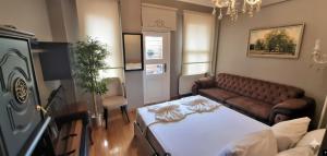 una sala de estar con un sofá y una mesa en Valide i Suit, en Estambul
