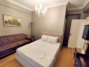 una sala de estar con un sofá y una cama en Valide i Suit, en Estambul