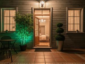 een deur naar een kamer met een slaapkamer bij Valide i Suit in Istanbul