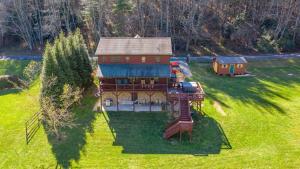 una vista aérea de una casa con un tren en Riverbend Retreat, en Todd