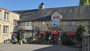 stary kamienny budynek z napisem „Actrins” w obiekcie Gite Le Relais Saint Michel w mieście Domfront