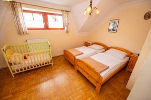 1 dormitorio con 1 cama y 1 cuna en Winery Toplak, en Juršinci