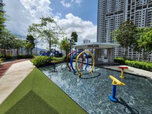 un parc aquatique avec une aire de jeux avec un toboggan aquatique dans l'établissement Urban Suite the Privilege Suites by Merveille, à George Town