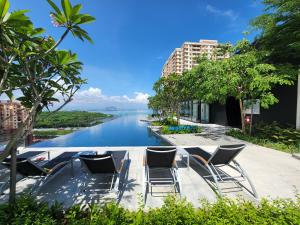 - une vue sur une rivière avec des chaises et des bâtiments dans l'établissement Urban Suite the Privilege Suites by Merveille, à George Town