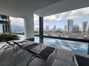 d'un balcon avec des chaises et une vue sur la ville. dans l'établissement Urban Suite the Privilege Suites by Merveille, à George Town