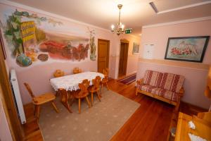 Un comedor con una mesa y un sofá. en Winery Toplak, en Juršinci