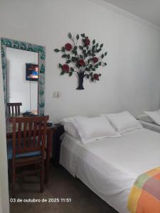 une chambre avec un lit, une chaise et un miroir dans l'établissement Pousada e Hostel La Civetta - Maresias, à São Sebastião