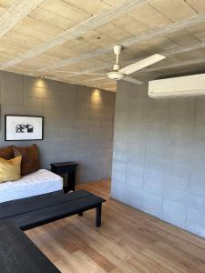 ラ・ペドレラにあるPedre Loftのベッドと天井扇風機のある部屋
