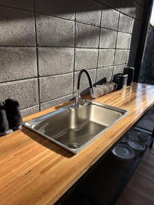 ラ・ペドレラにあるPedre Loftの台所用カウンター(ステンレス製のシンク付)