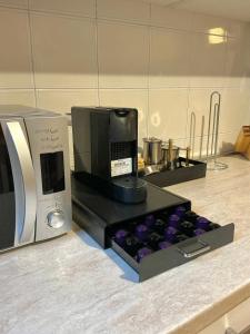 a kitchen counter with a microwave and a keyboard at BACCANO Guest House in Montepulciano